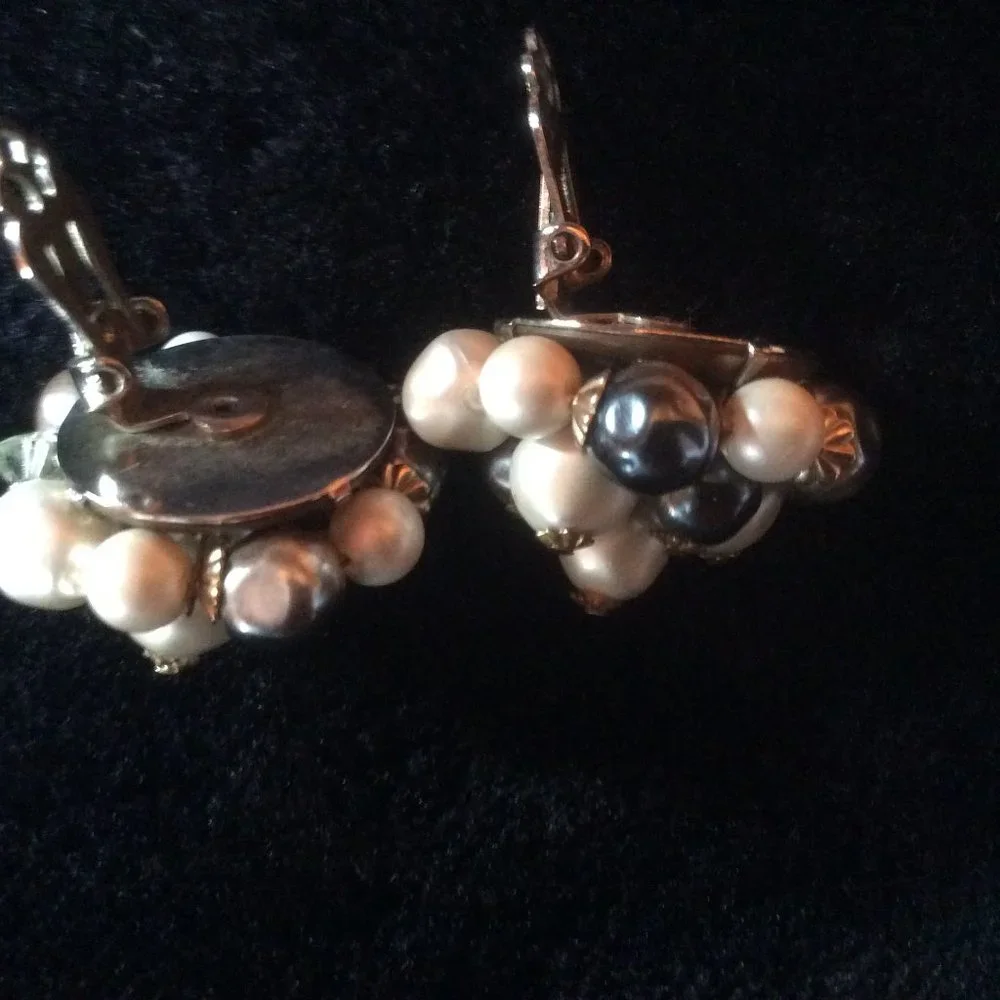 Laguna Vintage Stamped Faux Black and White Pearl Cluster Retro Clip On Earrings - Picture 3 of 3